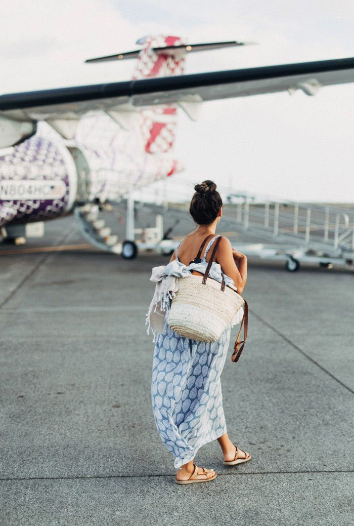 Quần áo khi du lịch mùa nóng nên thoáng mát nhưng không quá hở để bảo vệ da khỏi ánh nắng mặt trời. Ảnh: Glitter Guide Quần áo khi du lịch mùa nóng nên thoáng mát nhưng không quá hở để bảo vệ da khỏi ánh nắng mặt trời. Ảnh: Glitter Guide