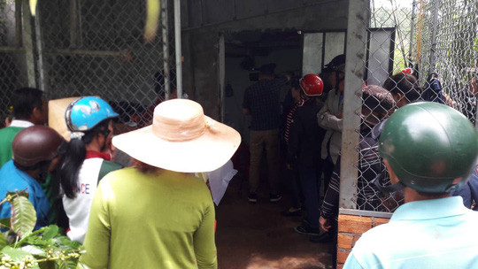  Người dân tới xem cơ quan chức năng điều tra vụ án mạng