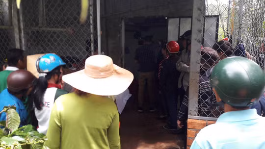  Người dân tới xem cơ quan chức năng điều tra vụ án mạng