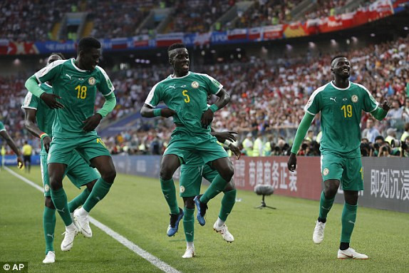 Cầu thủ Senegal ăn mừng bàn thắng nâng tỷ số lên 2-0. Cầu thủ Senegal ăn mừng bàn thắng nâng tỷ số lên 2-0.