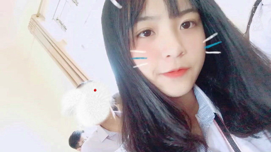 Phương Thanh sở hữu gương mặt xinh xắn, đôi mắt to và nước da trắng. Cô nàng càng ghi điểm hơn với giọng ca trong trẻo, cảm xúc. Tuy bài hát chưa thực sự hoàn hảo, nhiều người vẫn để lại lời khen cho Phương Thanh.