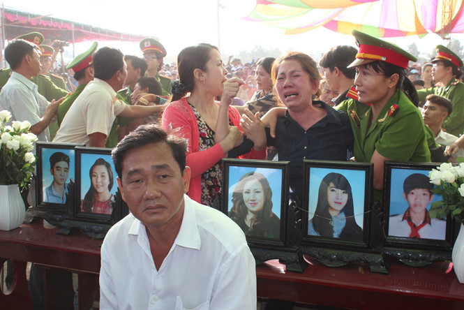 Người thân khóc ngất trong phiên xử Nguyễn Hải Dương, kẻ gây nên vụ thảm sát 6 người trong một gia đình ở Bình Phước Người thân khóc ngất trong phiên xử Nguyễn Hải Dương, kẻ gây nên vụ thảm sát 6 người trong một gia đình ở Bình Phước