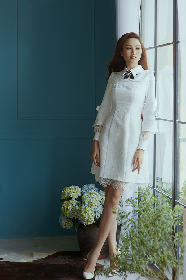  Bên cạnh việc áp dụng những đường cắt phóng khoáng để tăng nét gợi cảm cho trang phục, nhà mốt Việt còn giới thiệu các kiểu váy thanh lịch, ảnh hưởng phong cách cổ điển.