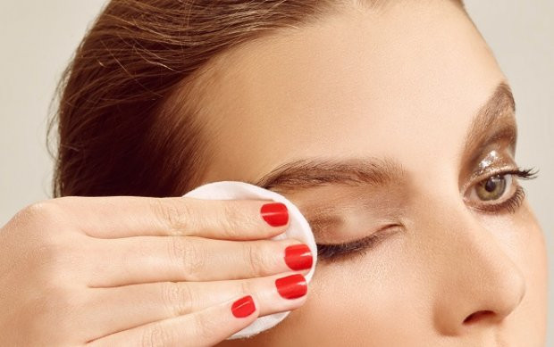 Ngủ với gương mặt đầy lớp trang điểm sẽ khiến bạn bị mù. Ngủ với gương mặt đầy lớp trang điểm sẽ khiến bạn bị mù.