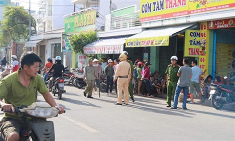 Lực lượng chức năng khám nghiệm hiện trường vụ việc.