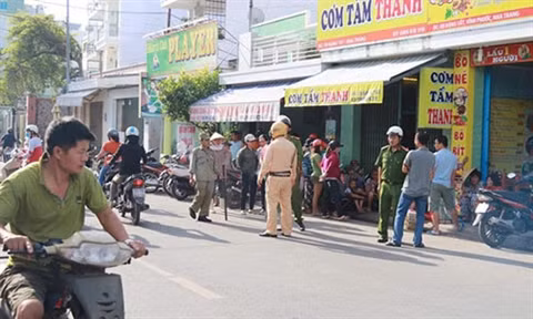 Lực lượng chức năng khám nghiệm hiện trường vụ việc.