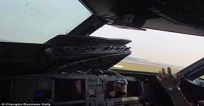 Phần kính chắn gió bị vỡ. (Ảnh: Chengdu Business Daily) 