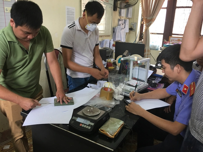 Cơ quan chức năng lấy mẫu tang vật.