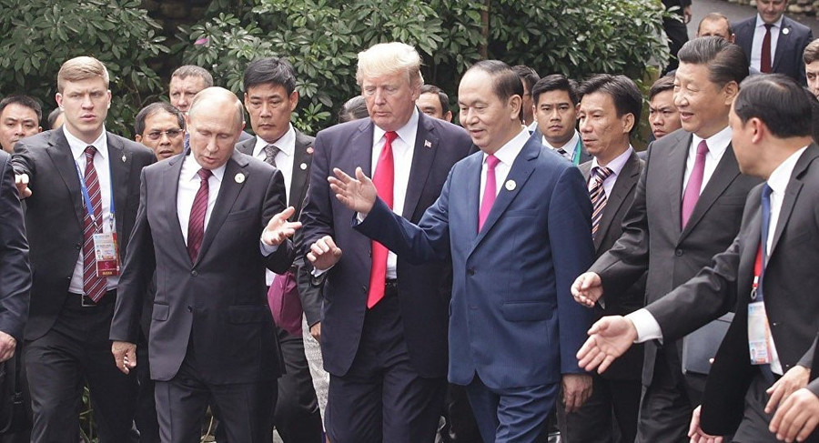 Chủ tịch nước Trần Đại Quang sánh bước cùng Tổng thống Mỹ Donald Trump, Tổng thống Nga Vladimir Putin và Chủ tịch Trung Quốc Tập Cận Bình tại APEC 2017. Ảnh: AFP. Chủ tịch nước Trần Đại Quang sánh bước cùng Tổng thống Mỹ Donald Trump, Tổng thống Nga Vladimir Putin và Chủ tịch Trung Quốc Tập Cận Bình tại APEC 2017. Ảnh: AFP.