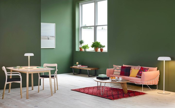  Việc kết hợp giữa ghế sofa màu hồng với tường nhà màu xanh rêu cũng là giải pháp hay nếu bạn muốn có không gian phòng khách thật sáng tạo lại mát mẻ.