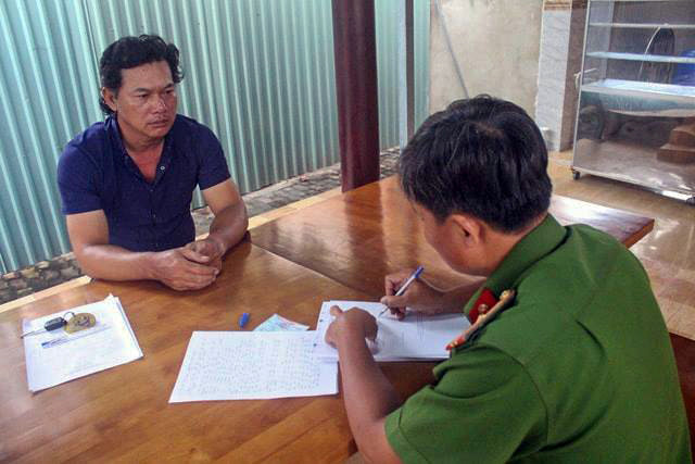 Nghi can Nguyễn Văn Xuân (á đen) đến công an đầu thú. Nghi can Nguyễn Văn Xuân (á đen) đến công an đầu thú.