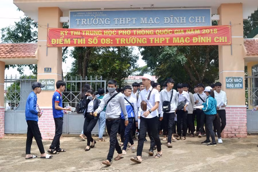 3 Các thí sinh rời khỏi điểm thi sau khi hoàn tất bài thi tổ hợp Khoa học Tự nhiên sáng nay tại điểm thi số 8 Trường THPT Mạc Đĩnh Chi (huyện Chư Pah). Ảnh: Lê Hòa