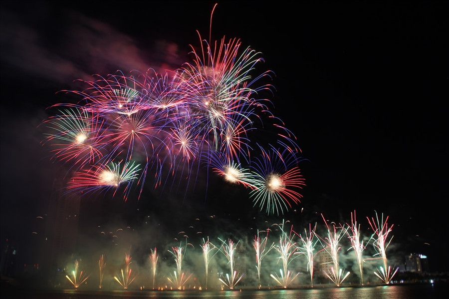 Những màn pháo hoa rực rỡ cùng với hiệu ứng pháo đặc sắc trên nền nhạc của các bản nhạc phim nổi tiếng trong 20 năm qua, khiến khán giả sống lại những tác phẩm điện ảnh quen thuộc của Hồng Kông. Ảnh: N.T