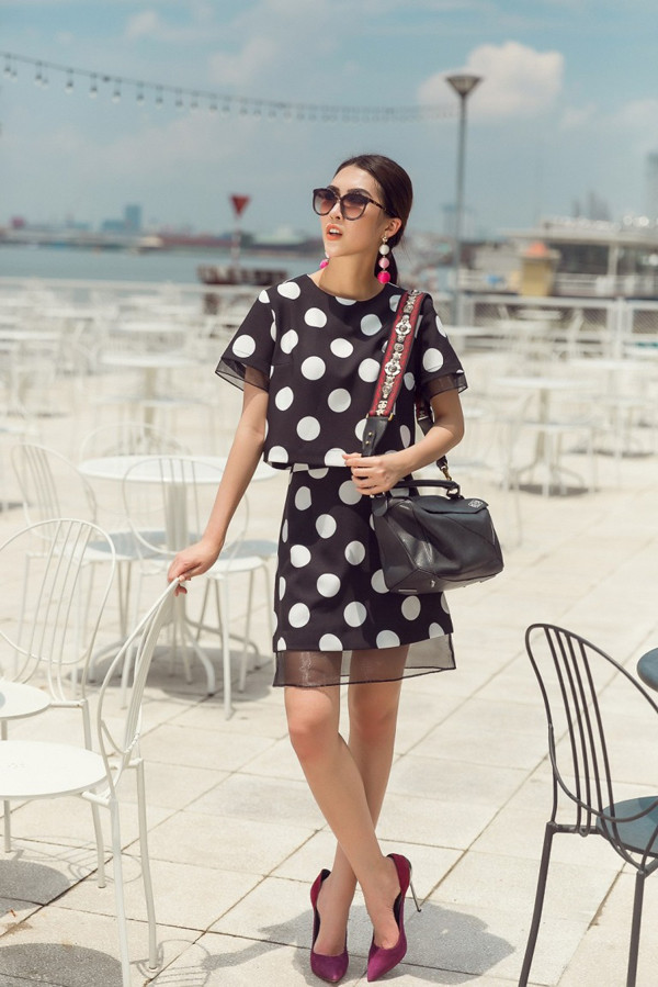 Đi đôi với chất liệu lụa nhân tạo là các kiểu váy áo phom dáng rộng nhằm mang lại sự thoái mái cho người mặc.