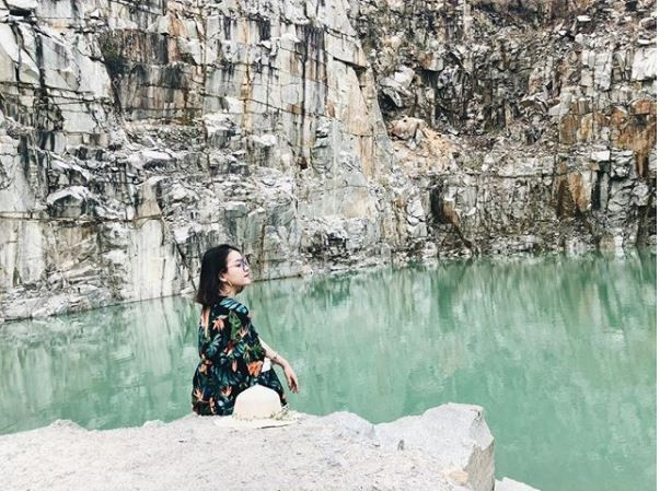 Nhờ màu nước xanh ngọc đặc biệt nên khu vực này thu hút rất đông người đến tham quan đặc biệt là những bạn trẻ