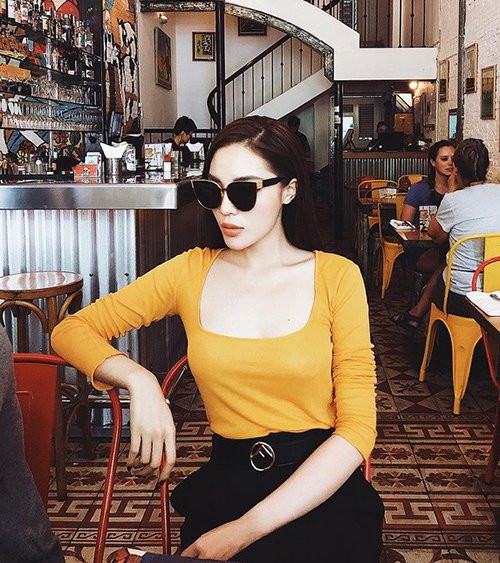  Kỳ Duyên nổi bần bật với chiếc áo thun vàng kiểu đơn giản.