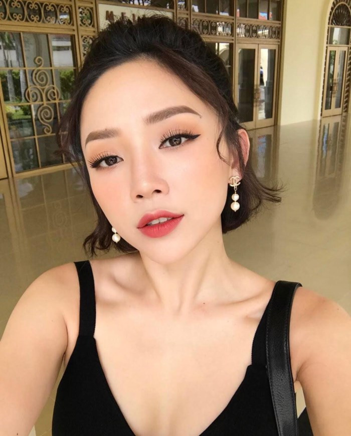 Hoặc đôi khi nhẹ nhàng và nữ tính với kiểu tóc buộc nửa đầu, xoăn gợn nhẹ.