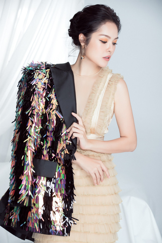 Váy màu nude xếp tầng được kết hợp cùng vest trang trí ánh kim bắt mắt.