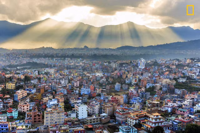Những tia nắng đầu tiên trong ngày chiếu xuống những ngôi nhà nhiều màu sắc ở thành phố Kathmandu, Nepal. Ảnh: Mohsin Abrar