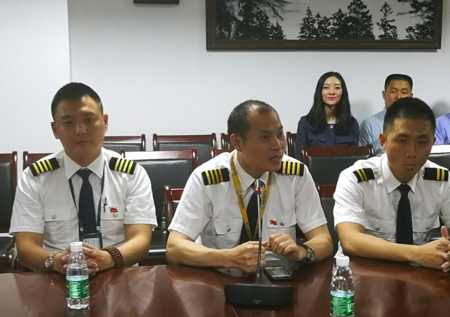  Cơ trưởng Liu (ngồi giữa) và một số thành viên tổ bay. (Ảnh: CGTN) 