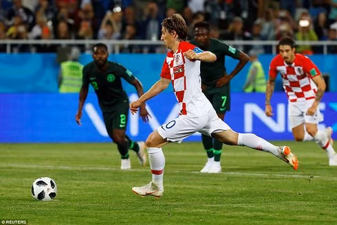 Modric ấn định chiến thắng 2-0 cho Croatia trên chấm phạt đền.