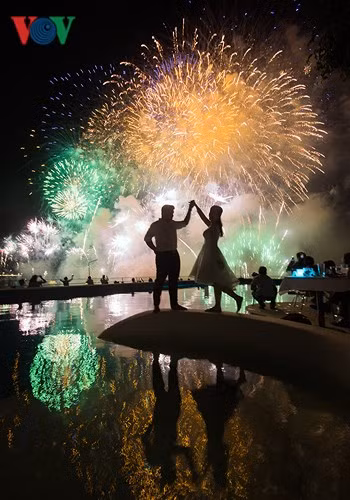  Những khoảnh khắc thiêng liêng khi tình yêu hoà quyện cùng vẻ đẹp của đất trời đã được thu gọn trong ống kính.