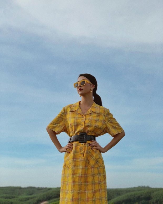 Quỳnh Anh Shyn nhấn nhá thắt lưng đen to bản để set đồ bắt mắt hơn. Cô nàng cũng không đeo quá nhiều trang sức mà chỉ làm duyên với đôi bông tai ngọc trai cổ điển, đơn giản.