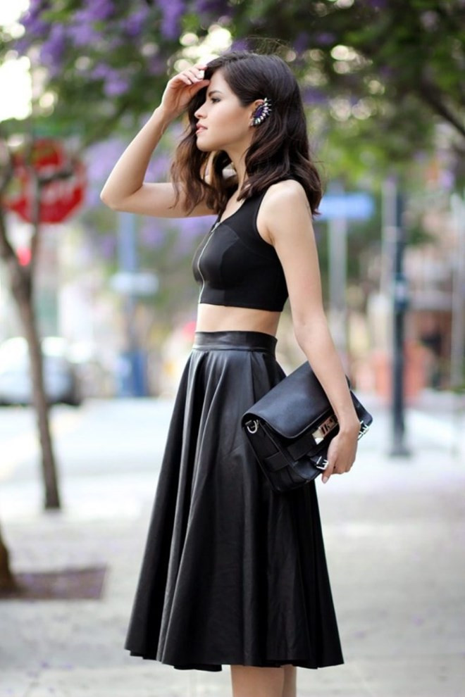  Bạn lại đang nghĩ mặc váy da vào mùa Hè thật ngớ ngẩn phải không? Sẽ hoàn toàn hợp lý nếu bạn lựa được chiếc váy da có độ xòe hợp lý và kết hợp với chiếc áo thun cơ bản. Đừng quên tạo điểm nhấn bằng những phụ kiện bắt mắt nữa nhé!