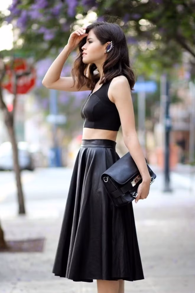  Bạn lại đang nghĩ mặc váy da vào mùa Hè thật ngớ ngẩn phải không? Sẽ hoàn toàn hợp lý nếu bạn lựa được chiếc váy da có độ xòe hợp lý và kết hợp với chiếc áo thun cơ bản. Đừng quên tạo điểm nhấn bằng những phụ kiện bắt mắt nữa nhé!