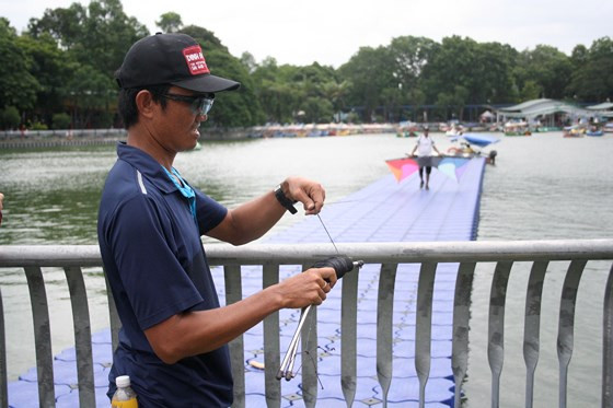 Nghệ nhân Nguyễn Hữu Toàn chuẩn bị trình diễn diều 4 dây