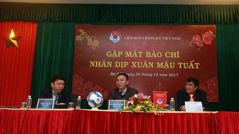 Ông Lê Hoài Anh (tổng thư ký VFF - bìa trái) cũng sẽ phải lựa chọn ở hẳn VFF hoặc trở về Tổng cục TDTT. Ông Lê Hoài Anh (tổng thư ký VFF - bìa trái) cũng sẽ phải lựa chọn ở hẳn VFF hoặc trở về Tổng cục TDTT.