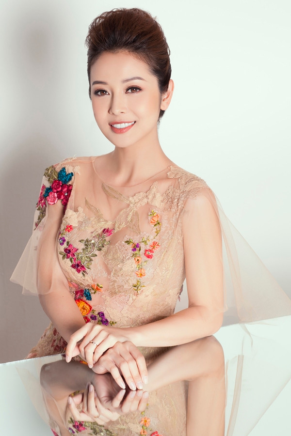  Còn khi đã chán kiểu thoa son lì, bạn có thể tạo hiệu ứng môi mềm mượt như nhung bằng cách tán một lớp phấn mắt cùng tone màu son lên môi. 