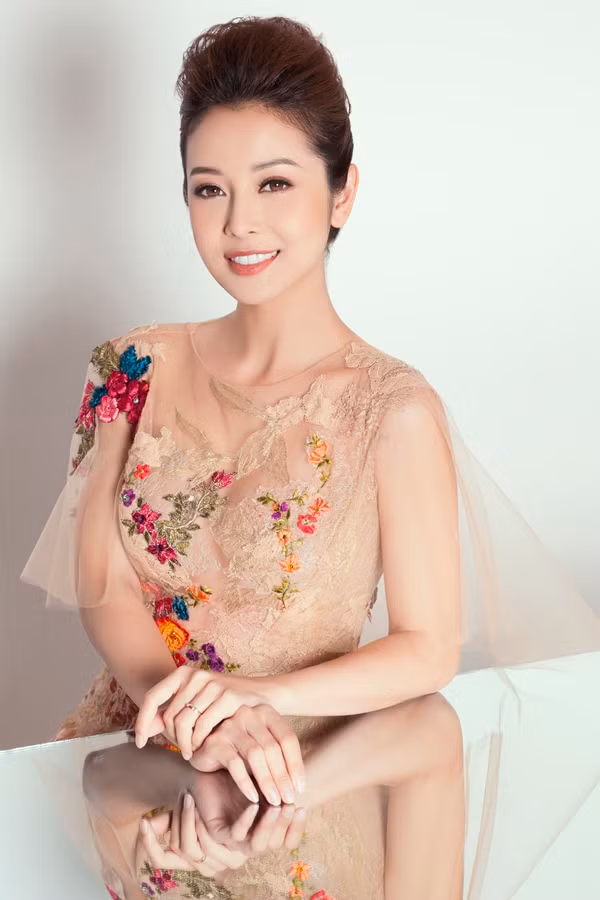  Còn khi đã chán kiểu thoa son lì, bạn có thể tạo hiệu ứng môi mềm mượt như nhung bằng cách tán một lớp phấn mắt cùng tone màu son lên môi. 