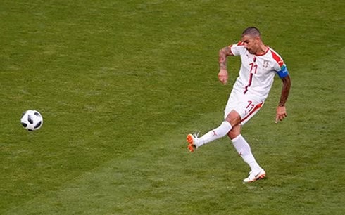 Kolarov thực hiện cú sút phạt hàng rào tuyệt phẩm. 