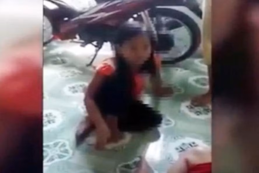 Bé gái kể với người hàng xóm việc bị cha ruột lạm dụng tình dục nhiều lần.