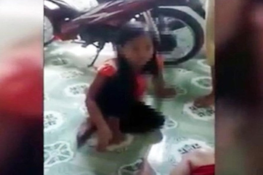 Bé gái kể với người hàng xóm việc bị cha ruột lạm dụng tình dục nhiều lần. Bé gái kể với người hàng xóm việc bị cha ruột lạm dụng tình dục nhiều lần.