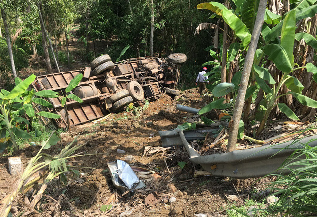 Tai nạn khiến 2 xe lao xuống vực. Tai nạn khiến 2 xe lao xuống vực.