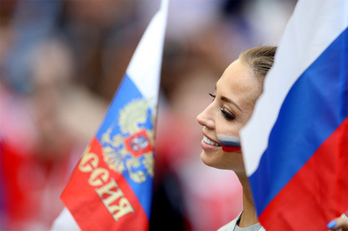  Ngay sau lễ khai mạc ngắn gọn là trận đấu giữa chủ nhà Nga và Ảrập Xêút.