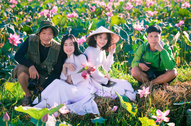  Nghỉ ngơi sau cả buổi “đọ dáng” cùng sen