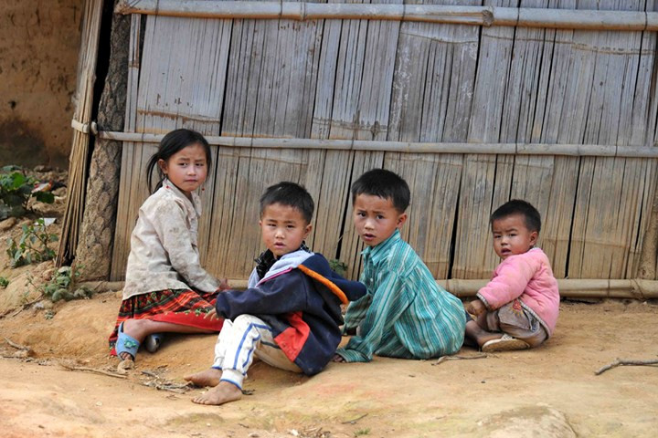 Điều kiện kinh tế, xã hội khó khăn là thiệt thòi với trẻ em vùng cao.