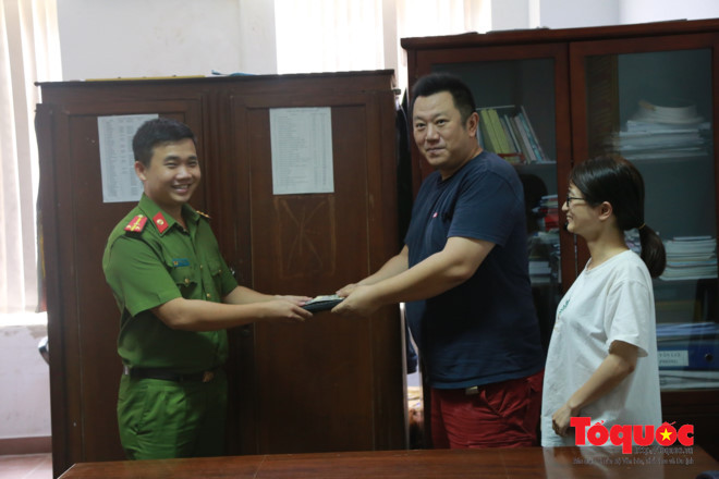 Ông Hidenori Ushio nhận lại tài sản bị đánh rơi. Ông Hidenori Ushio nhận lại tài sản bị đánh rơi.