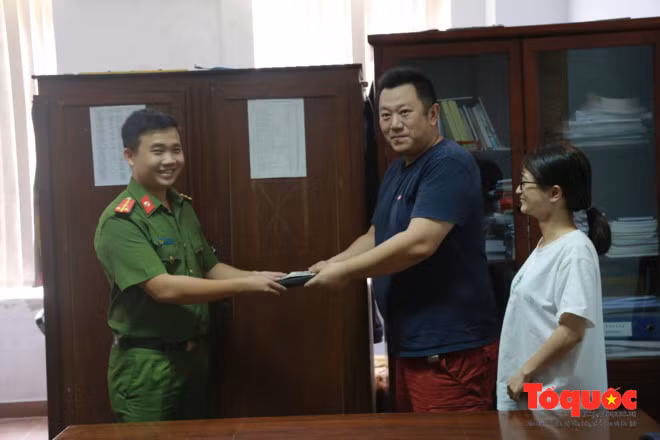 Ông Hidenori Ushio nhận lại tài sản bị đánh rơi.