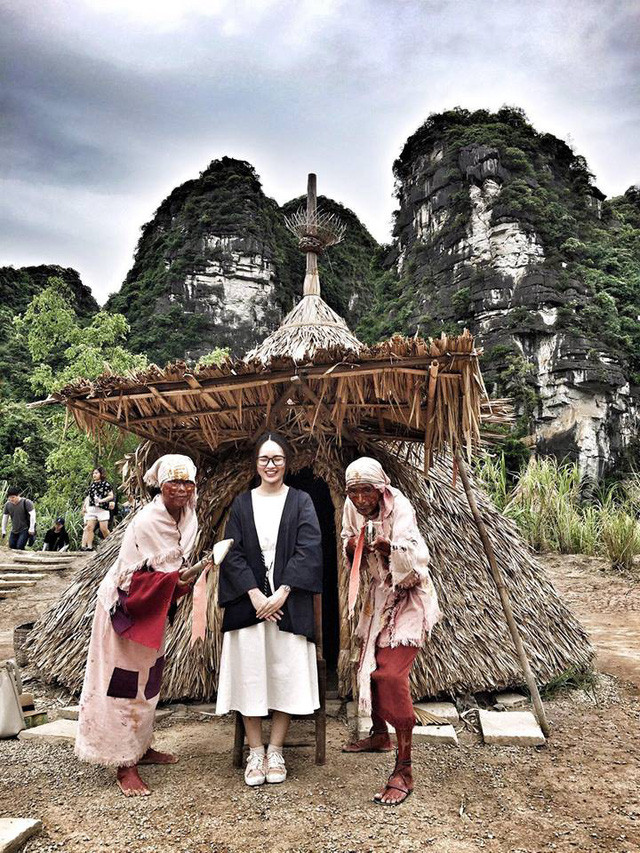 Khung cảnh ở đây vừa nên thơ, vừa kỳ vĩ với dòng sông chạy uốn lượng qua các dãy núi đá vôi, tạo thành những hang động tự nhiên độc đáo. Điểm thú vị nhất ở đây là du khách sẽ được ngồi trên những con thuyền lướt nhẹ trên dòng sông, ngắm nhìn làn nước trong vắt và khung cảnh hai bên bờ.