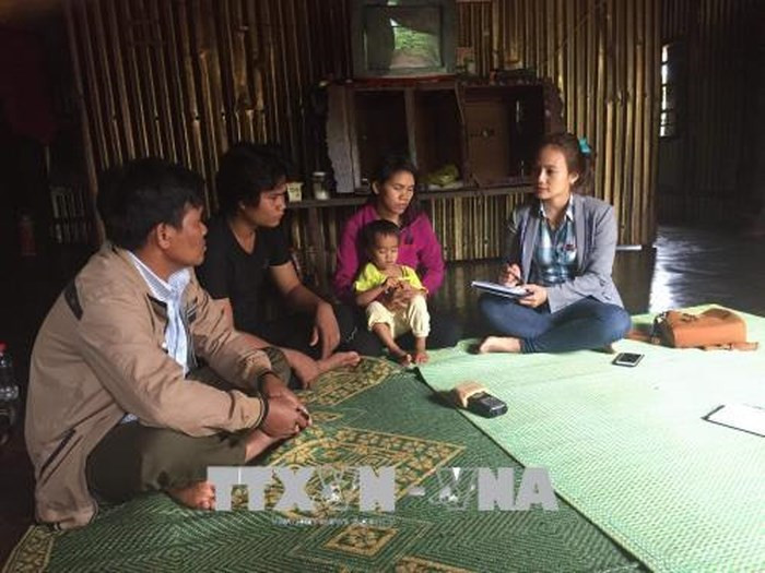 Ksor Vin (áo đen) trở về làng, được sự quan tâm giúp đỡ của bà con và chính quyền địa phương đã ổn định cuộc sống. Ksor Vin (áo đen) trở về làng, được sự quan tâm giúp đỡ của bà con và chính quyền địa phương đã ổn định cuộc sống.