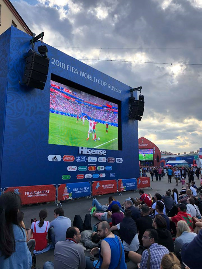 Cổ động viên xem World Cup từ một màn hình lớn ngoài trời ở Nga Cổ động viên xem World Cup từ một màn hình lớn ngoài trời ở Nga