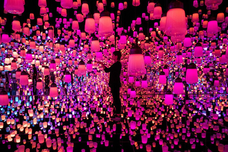 Một nữ du khách chạm tay vào chiếc đèn lồng tại một bảo tàng có tên Mori Building Digital Art Museum ở Tokyo của Nhật Bản - Ảnh: AFP Một nữ du khách chạm tay vào chiếc đèn lồng tại một bảo tàng có tên Mori Building Digital Art Museum ở Tokyo của Nhật Bản - Ảnh: AFP