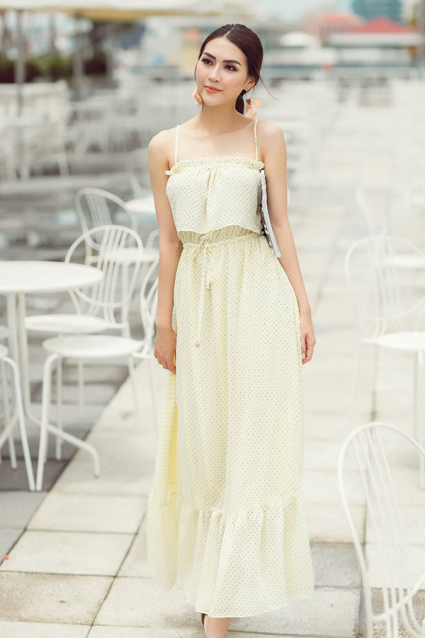 Đối với phong cách street style, Tường Linh lại chọn các kiểu váy maxi, váy hai dây tạo hình ảnh nhẹ nhàng, bay bổng khi xuống phố.