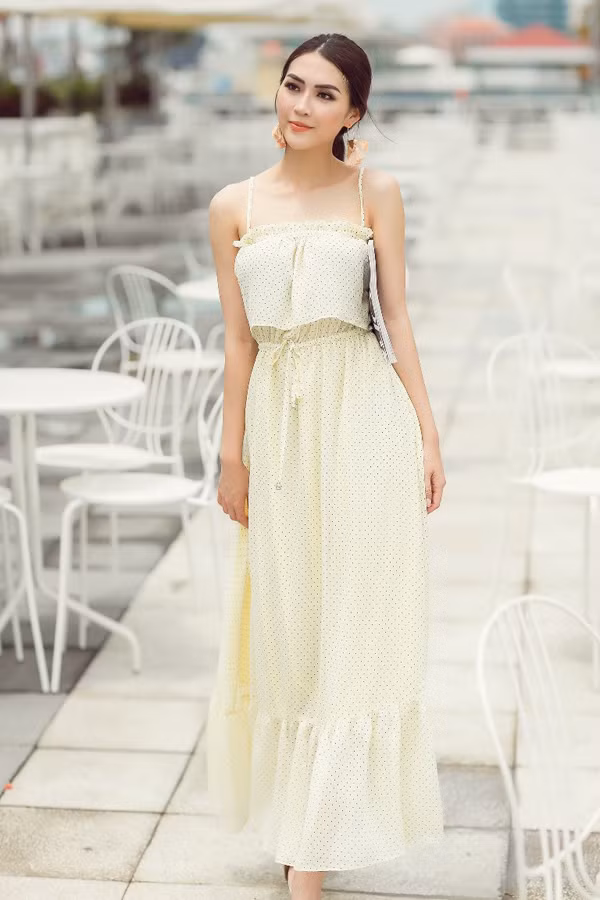 Đối với phong cách street style, Tường Linh lại chọn các kiểu váy maxi, váy hai dây tạo hình ảnh nhẹ nhàng, bay bổng khi xuống phố.