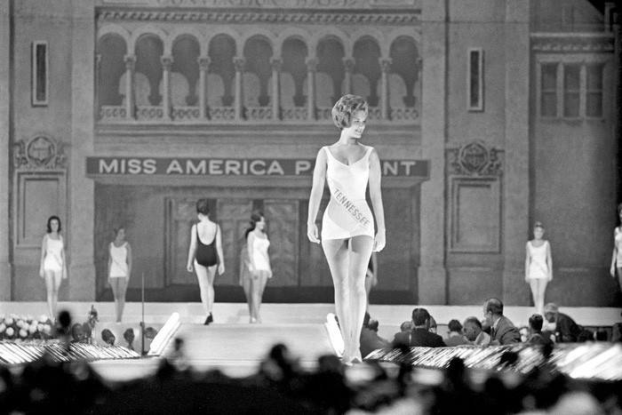 Cuộc thi Hoa hậu Mỹ được tổ chức lần đầu năm 1921, và ngay từ mùa thi đầu tiên đã có phần thi trang phục áo tắm. 15 năm sau, cuộc thi mới có thêm phần thi tài năng. Trong ảnh: thí sinh trình diễn áo tắm tại cuộc thi Hoa hậu Mỹ năm 1965 - Ảnh: New York Times Cuộc thi Hoa hậu Mỹ được tổ chức lần đầu năm 1921, và ngay từ mùa thi đầu tiên đã có phần thi trang phục áo tắm. 15 năm sau, cuộc thi mới có thêm phần thi tài năng. Trong ảnh: thí sinh trình diễn áo tắm tại cuộc thi Hoa hậu Mỹ năm 1965 - Ảnh: New York Times
