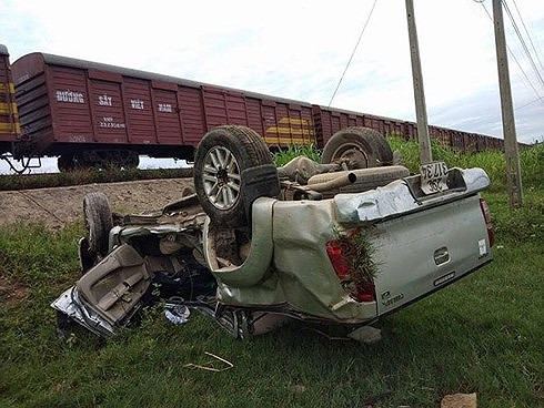 Hiện trường vụ tàu hàng đâm xe bán tải làm 1 người chết, 1 người bị thương ở Quảng Ngãi. Hiện trường vụ tàu hàng đâm xe bán tải làm 1 người chết, 1 người bị thương ở Quảng Ngãi.